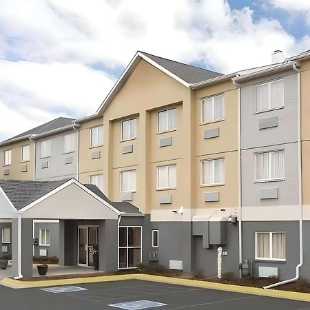 Dubuque Inn & Suites Exterior photo