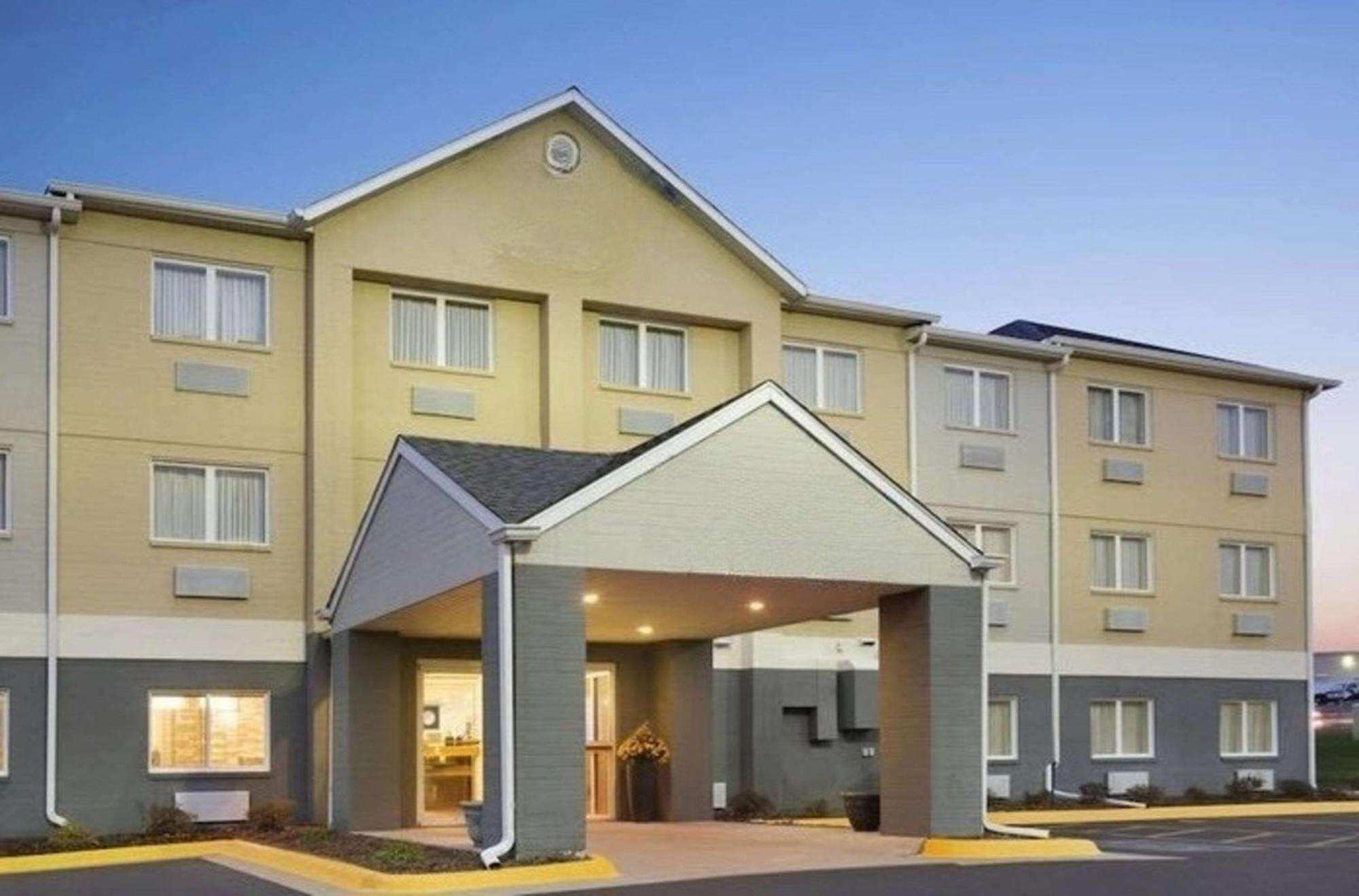 Dubuque Inn & Suites Exterior photo