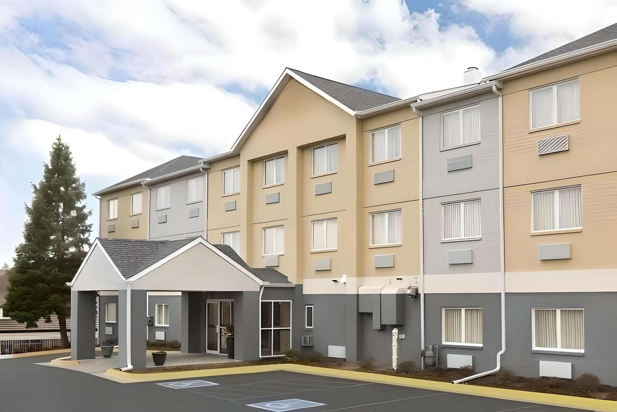 Dubuque Inn & Suites Exterior photo
